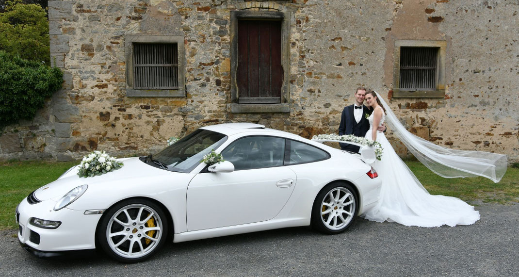 Paarshooting mit dem Brautauto Porsche GT3 - Hochzeitsfotografin Bielefeld