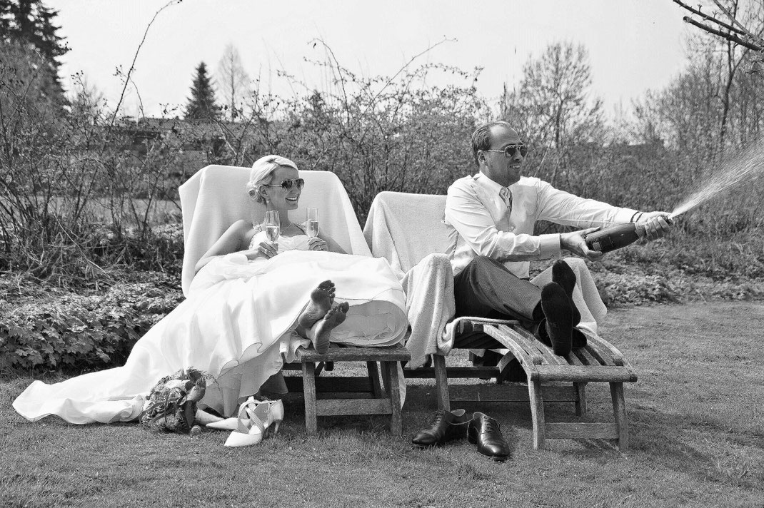 Brautpaar am Hochzeitstag mit Champagner spritzend- Hochzeitsfotograf Bielefeld