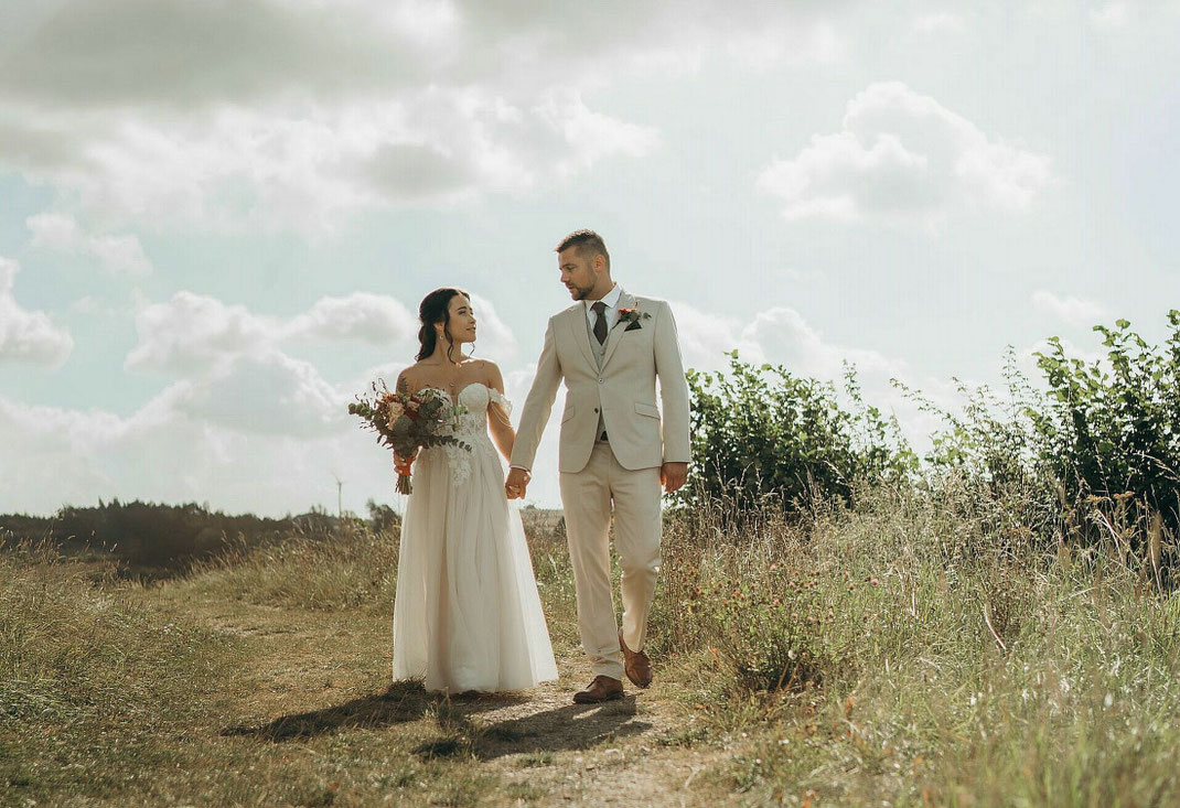 Spaziergang vom Brautpaar - Hochzeitsfotograf Bielefeld