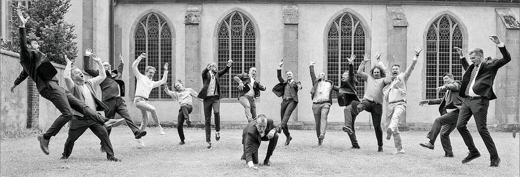 coole Hochzeitsfotos der Bräutigam mit seinen Jungs - Hochzeitsfotograf Klosterpforte Marienfeld