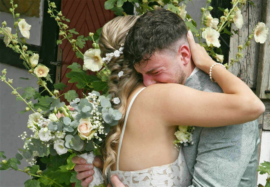Hochzeitsfotograf Bielefeld - Brautpaar beim First Look und Bräutigam weint