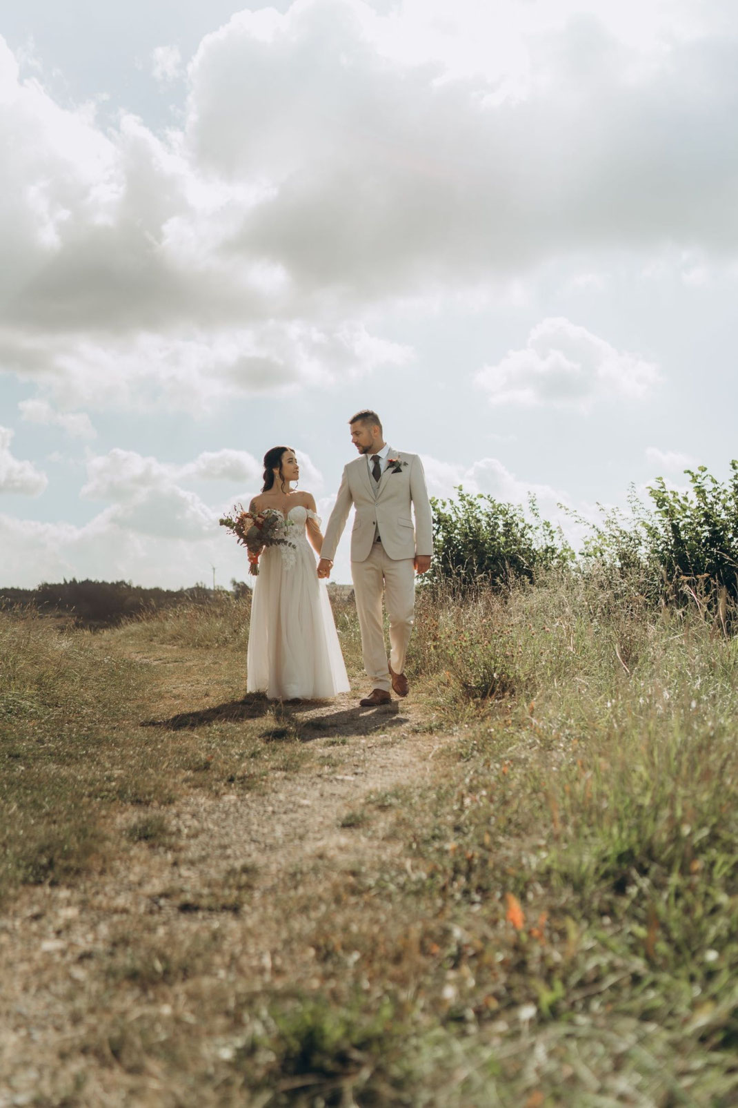 Brautpaar beim Spaziergang an der alten Mühle Bavenhausen – Hochzeitsfotograf Bielefeld