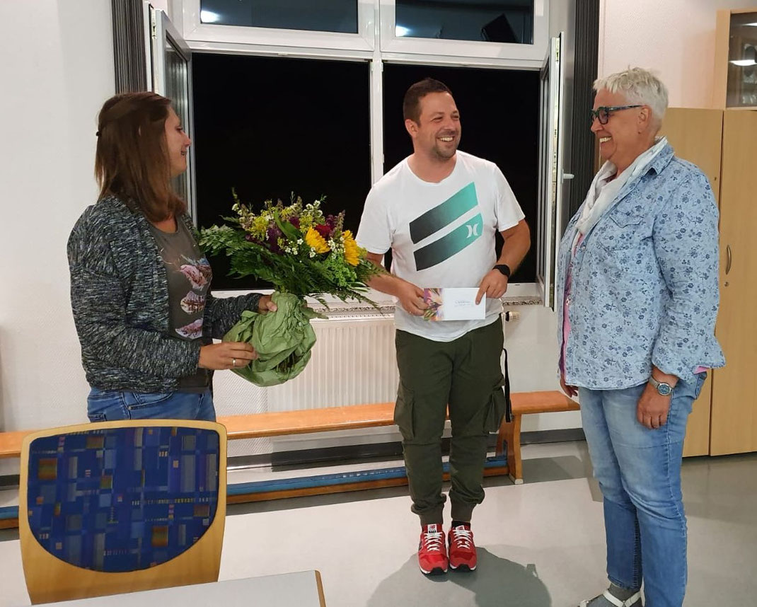 Florian Seelig und Stefanie Gärtner verabschieden Christiane Jäger und bedankten sich für ihre fast 30-jährige aktive Mitarbeit im Vorstand und als Abteilungsleiterin..