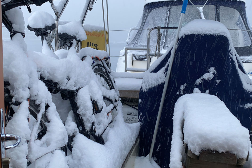 Schnee auf dem Boot im Februar 2021