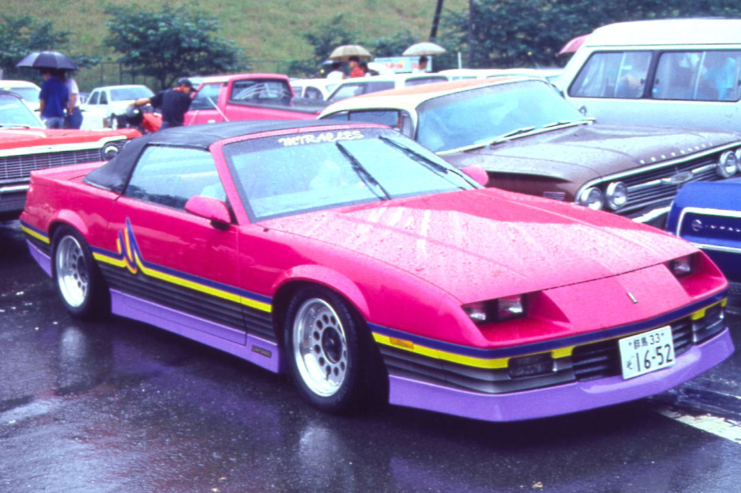 アメ車カスタムペイント、グラフィックス塗装した1988年カマロコンバーチブル