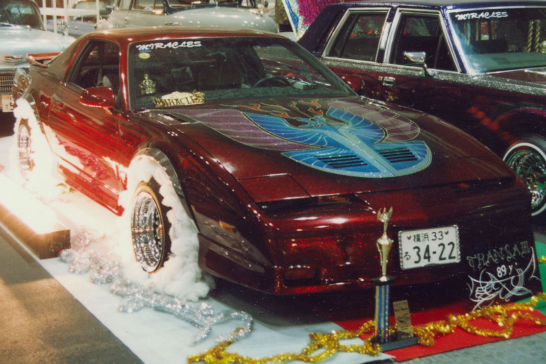 カスタムペイントアメ車、キャンディーフレーク塗装でキメた1988年トランザムＧＴＡローライダー