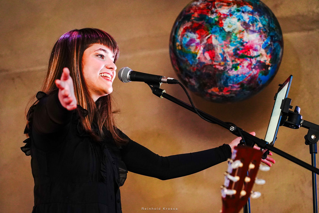 Singer- und Songwriterin KAMAI MELON (https://www.youtube.com/watch?v=ht-9QuoYwEA)