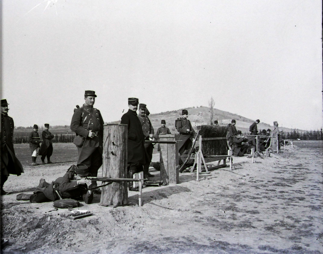 Les soldats du 99e R.I. à l'entrainement au tir (fusil Lebel modèle 1886)