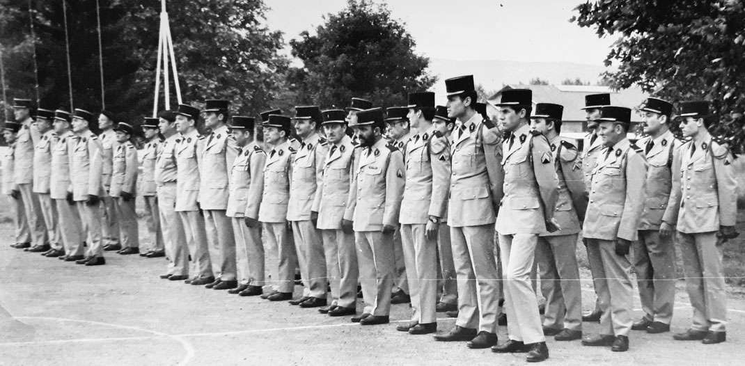 Les cadres sans troupes de la compagnie de commandement et des services (C.C.S.) durant une cérémonie en 1973 (Fonds TANGUY)