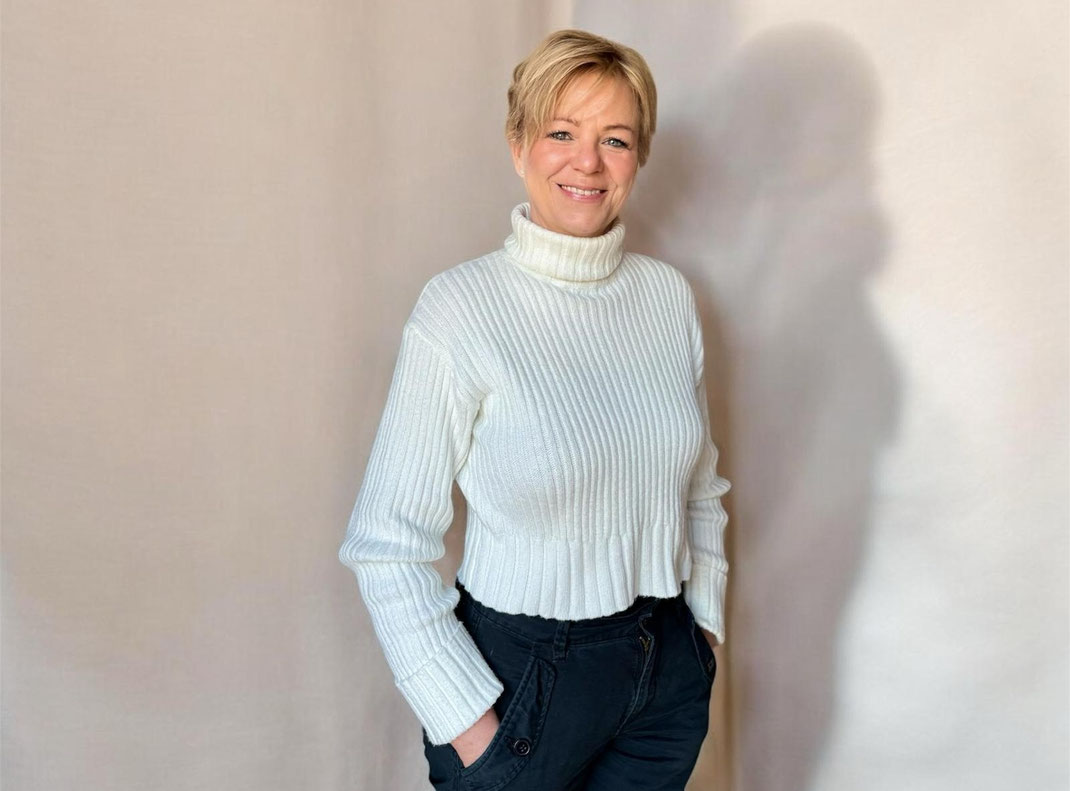 Anja Kusterer - Kinesiologie, Phytotherapie und weiteres, Leistungsübersicht, Anja Kuster in hellem Praxisumfeld – Kinesiologie und ganzheitliche Begleitung