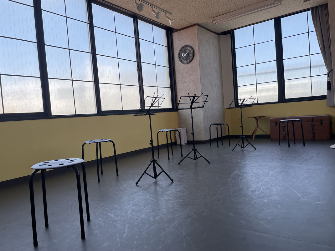 譜面台5台、椅子５脚、楽器、声楽が可能な音楽スタジオです。