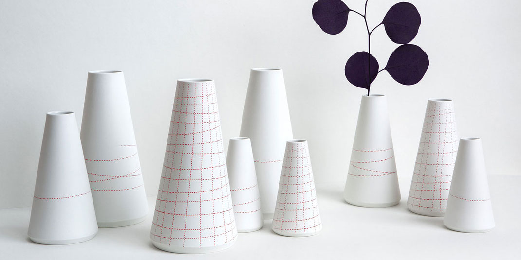 Vase Porzellan Linien handgefertigt Berlin Manufaktur Blumen Geschenk Design