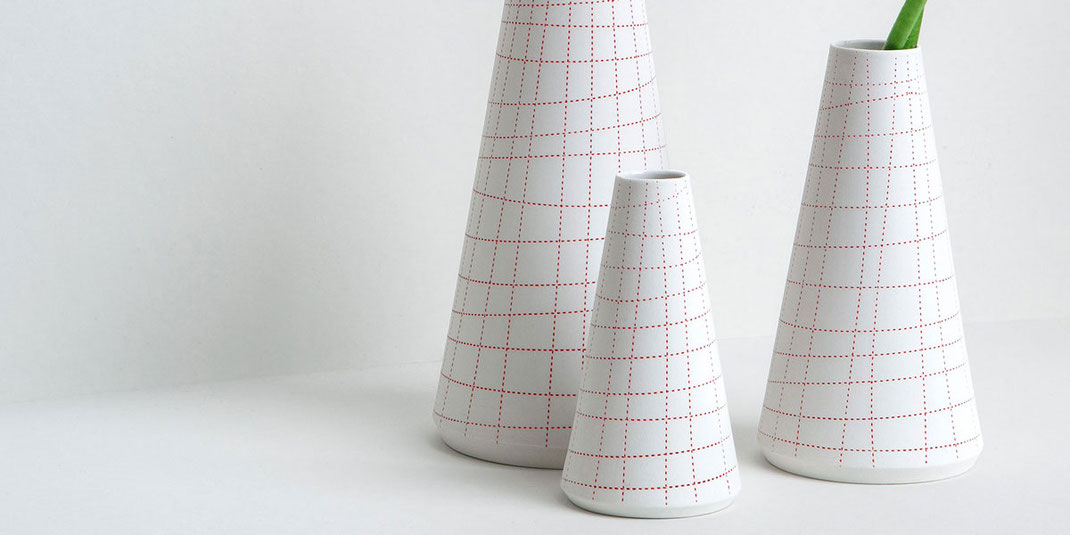 Vase kariert Linien konisch Porzellan design Berlin handmade