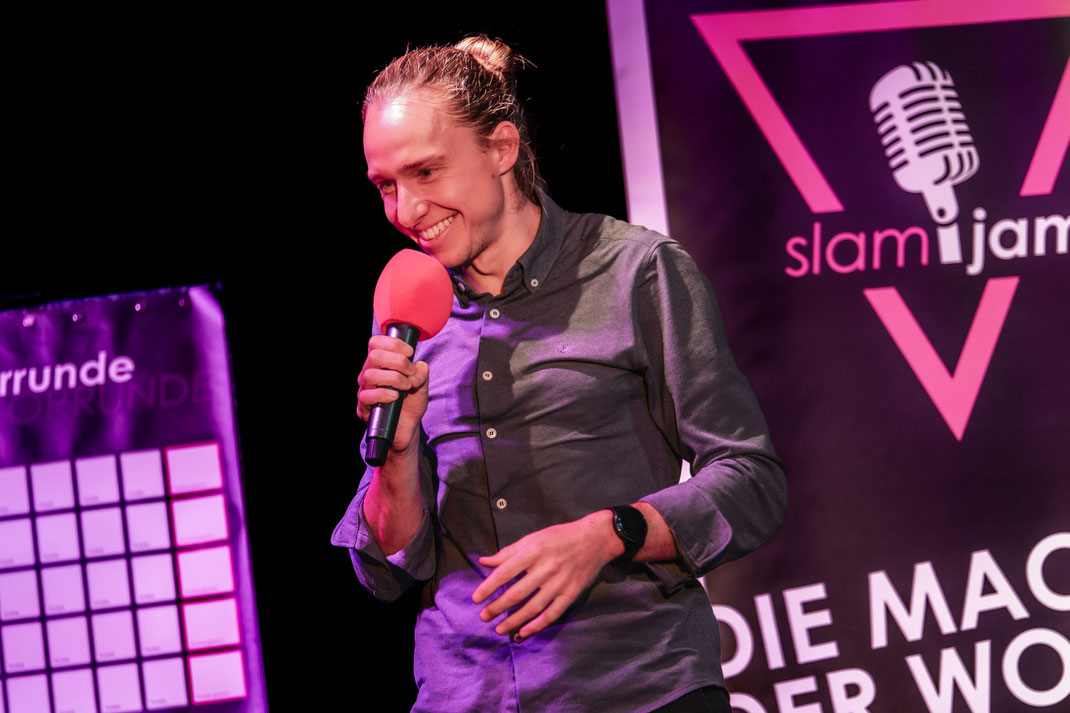 Sebastian Hauf, Moderator und Mit-Initiator der Poetry Slam Reihe "Slam Jam - Die Macht der Worte".