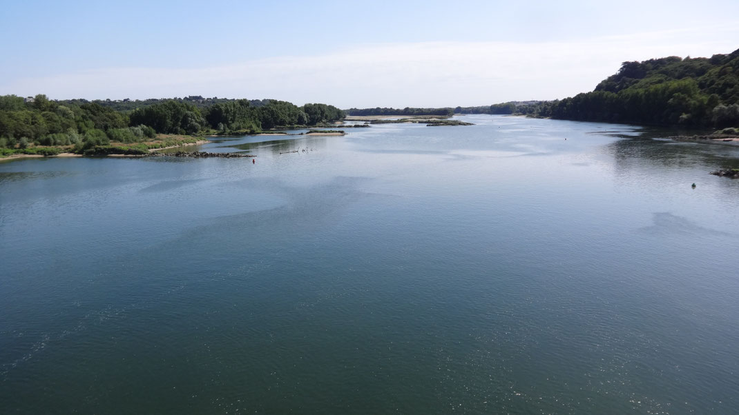 Loire flußaufwärts auf der Brücke nach Oudon
