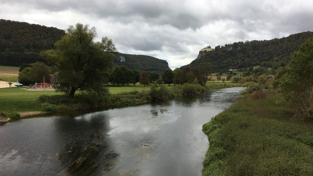Brücke über die Donau in Hausen im Tal. Donauaufwärts auf dem Berg liegt Schloss Werenwag.
