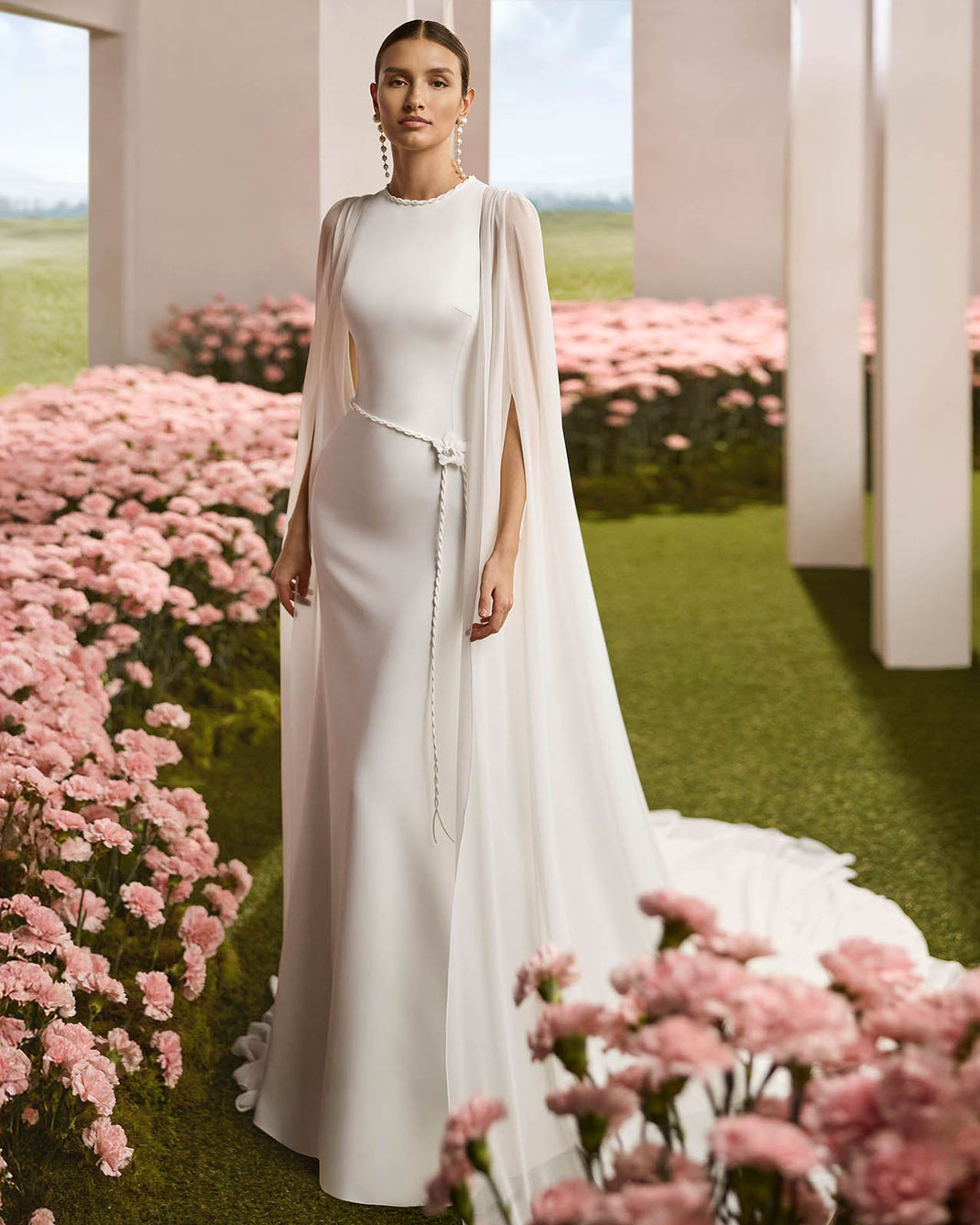 Junge Frau in einem eleganten Styling trägt das Brautkleid Riva von Rosa Clará Couture
