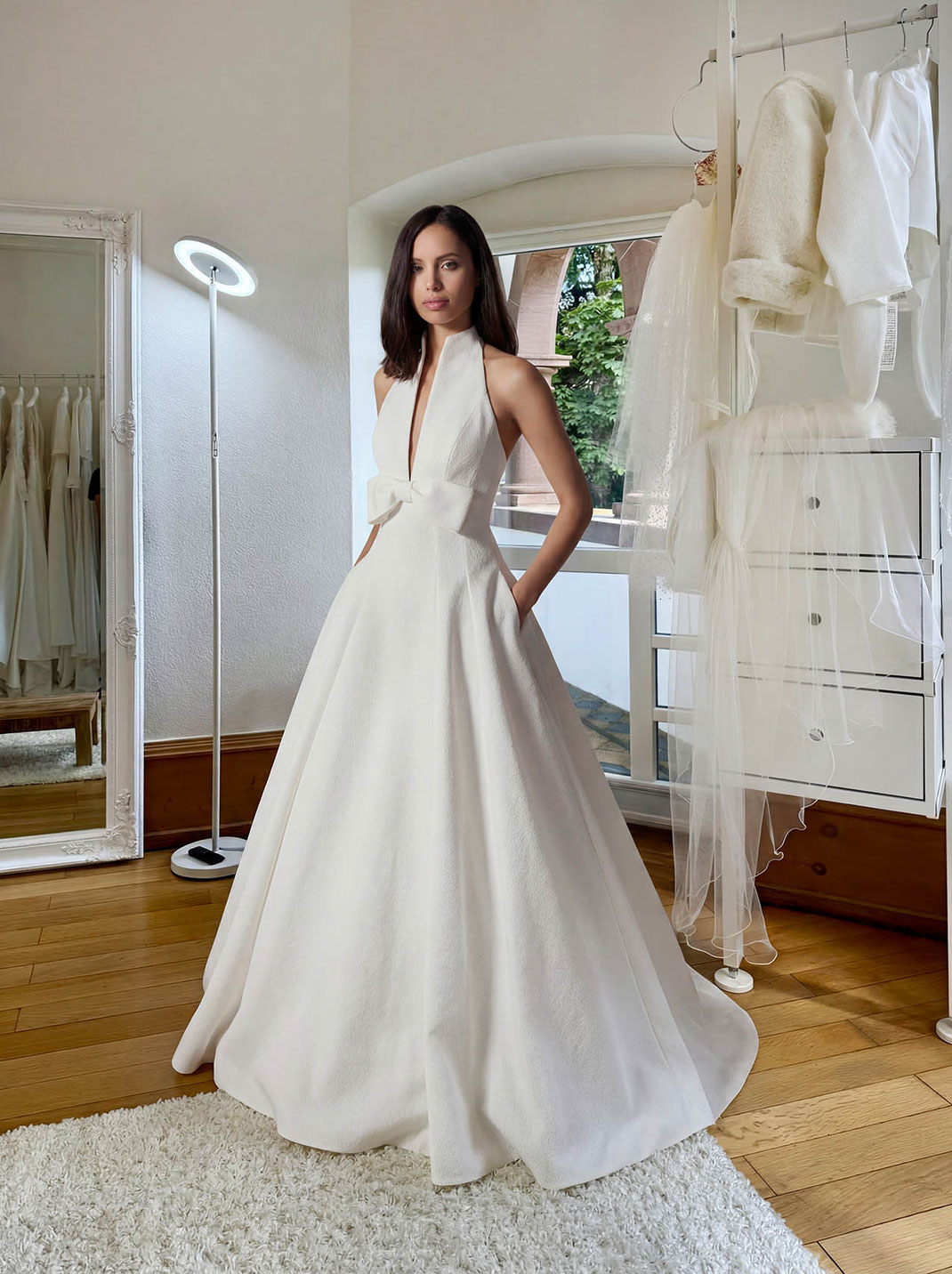 Junges Model im Brautzimmer von Brautmoden Schwarzwald mit einem Brautkleid von Jesus Peiro