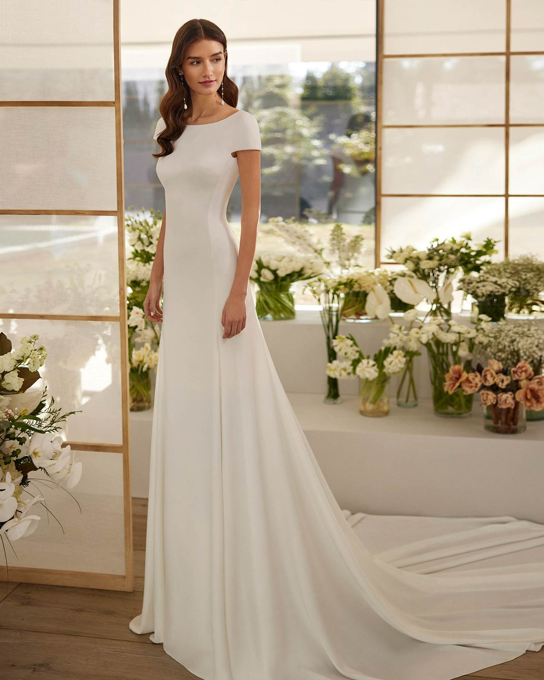 Junge Braut trägt das Brautkleid Massiel aus der Rosa Clará Couture Kollektion 2026