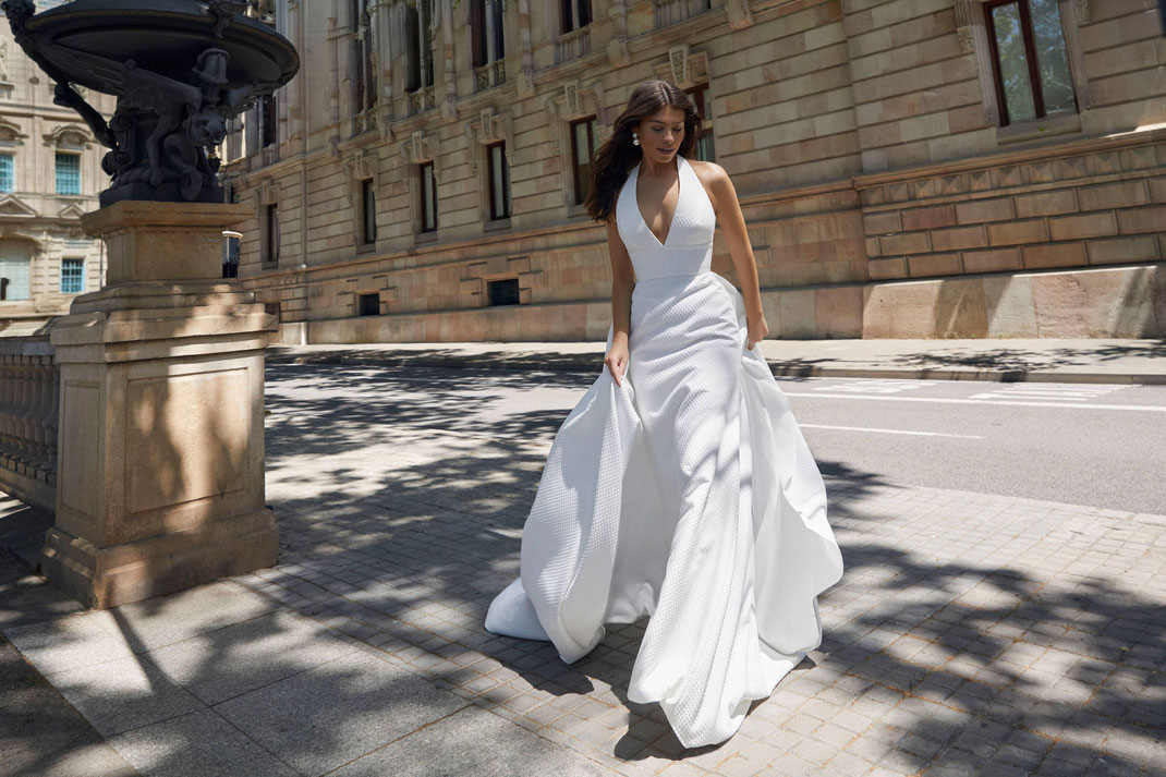 Junge Frau trägt ein Jesus Peiro Brautkleid morgens in Barcelona