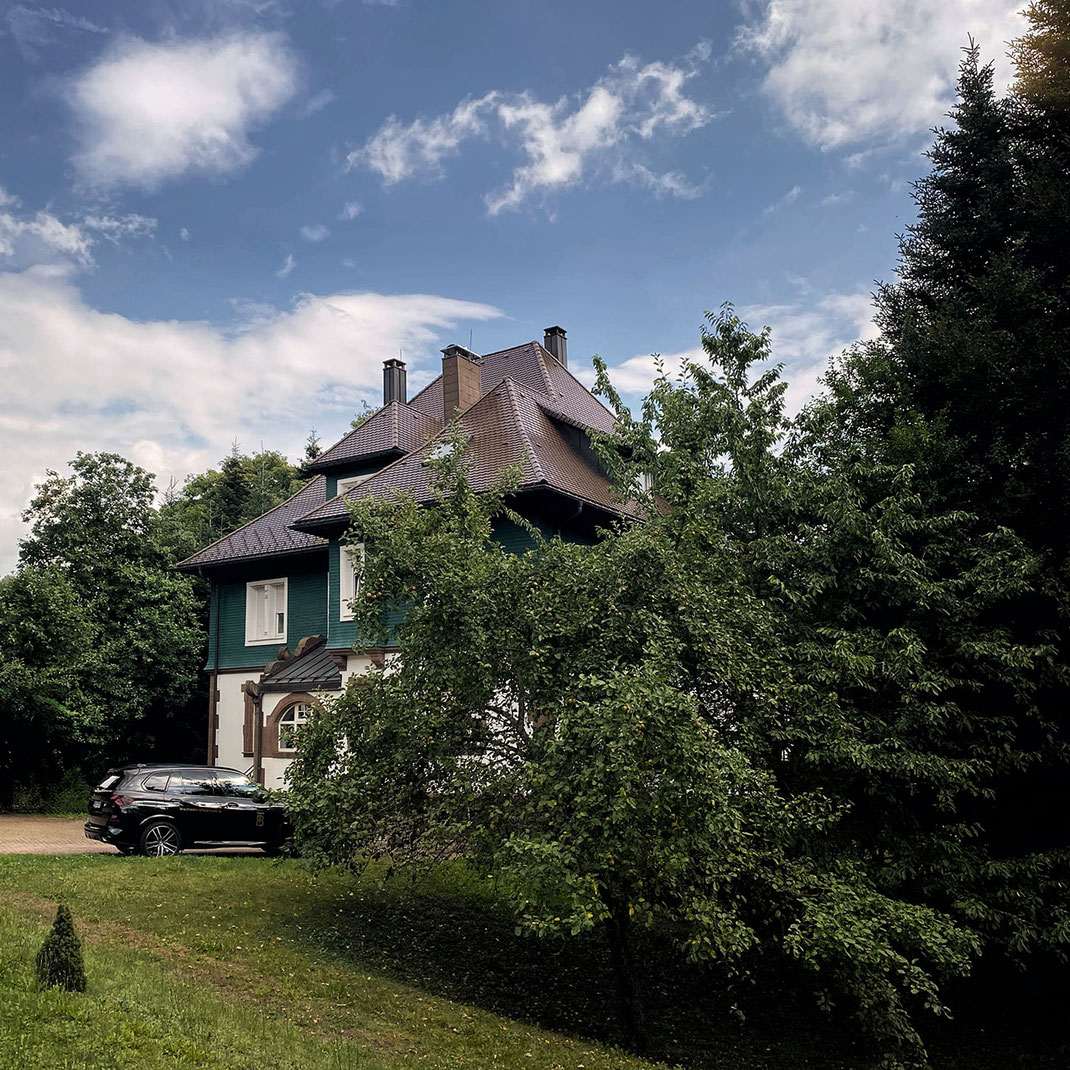 Die neue Bridal Lounge von Brautmoden Tegernsee im historischen Denkmal-geschützten Forsthaus von Schönau im Schwarzwald.