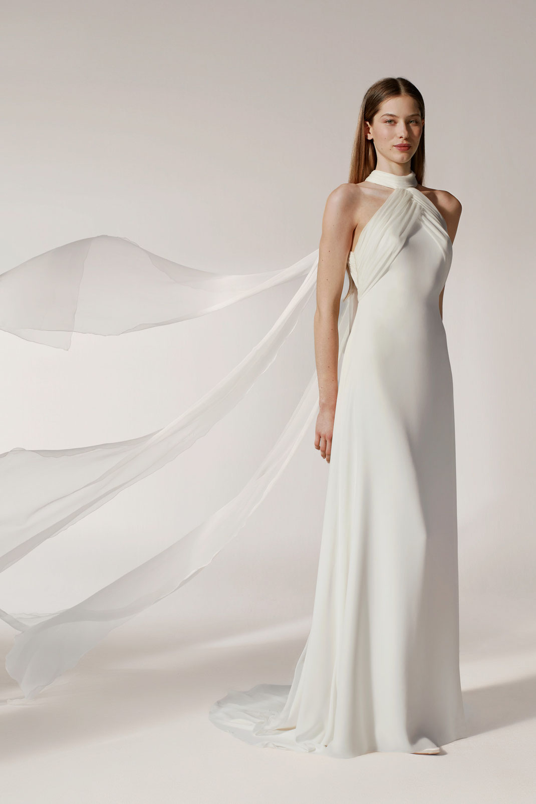 Junge Frau trägt ein elegant edles Brautkleid aus der Jesus Peiro Perla Kollektion 2026