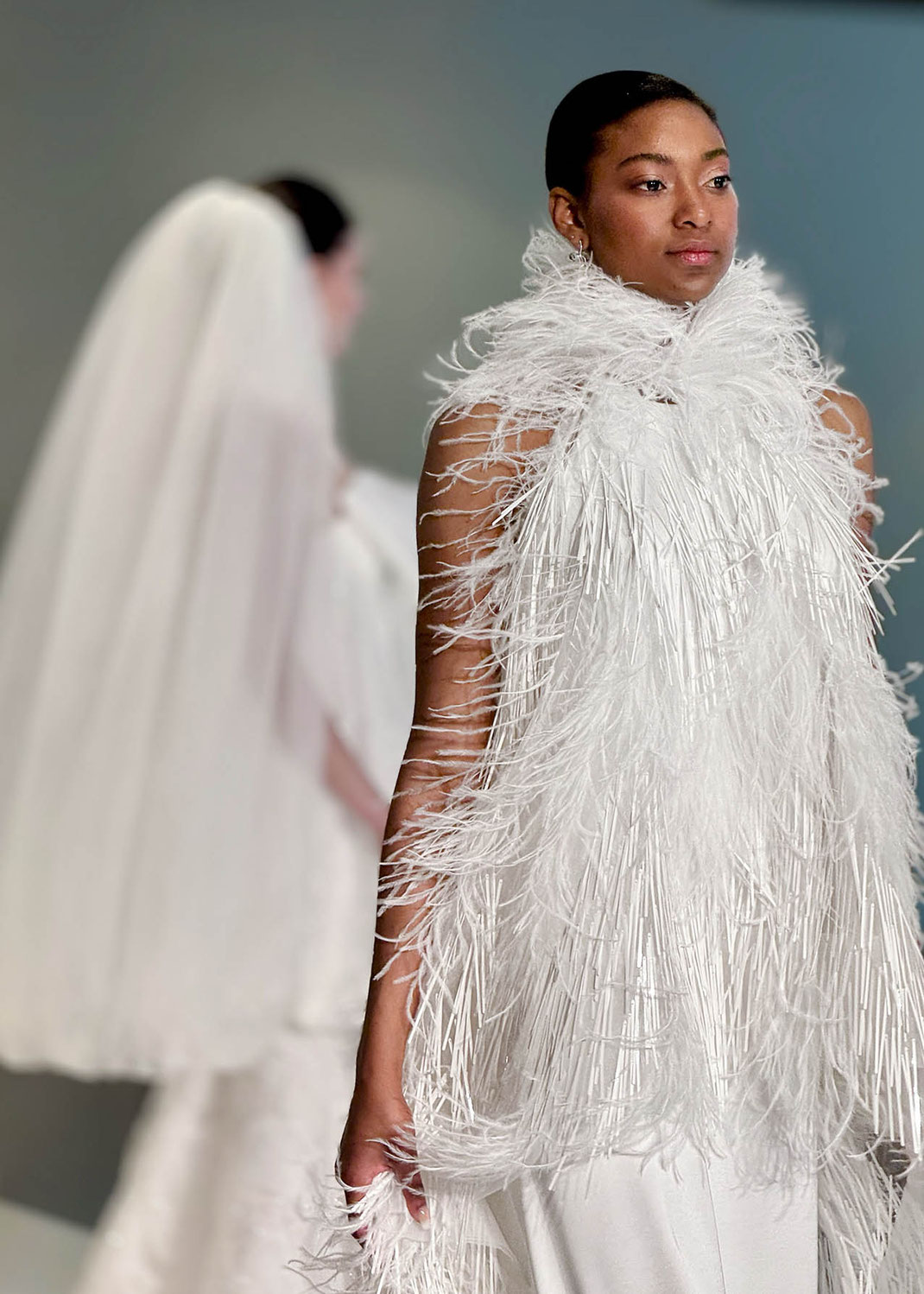 Junges Model trägt ein Brautkleid auf dem Laufsteg von Jesus Peiro aus der Kollektion 2027