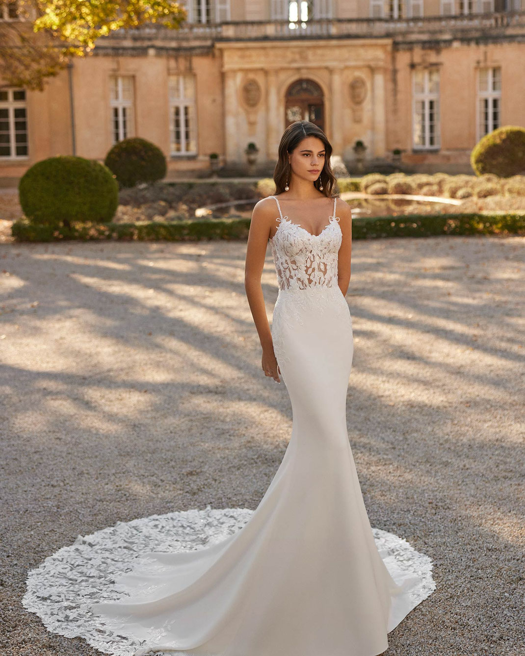 Junge Frau trägt das Meerjungfrauen-Brautkleid Virian aus der Rosa Clará Dreams Kollektion 2026