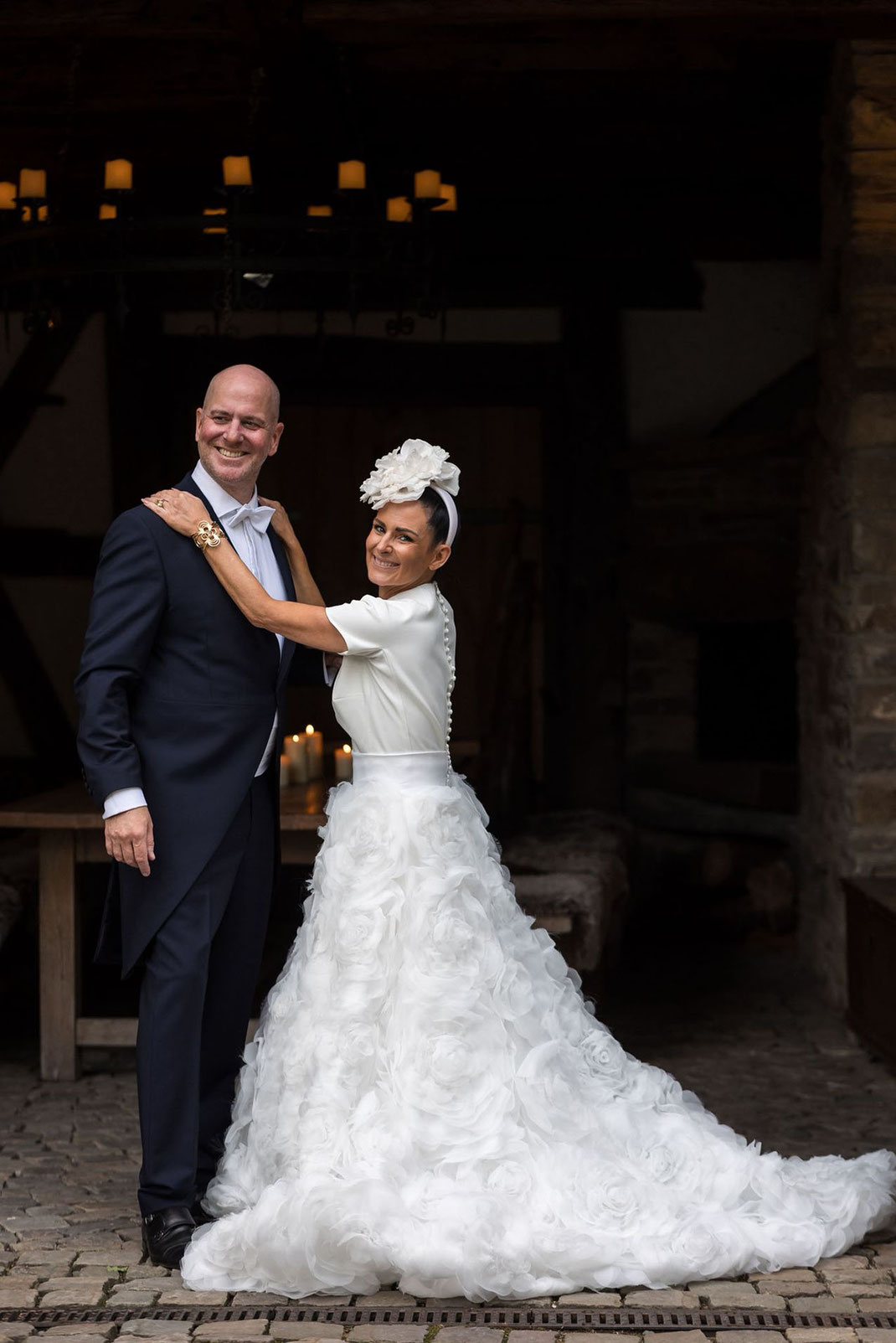 Braut und Bräutigam stehen zusammen und sie trägt ein Brautkleid von vanBlütental® by Tali Amoo