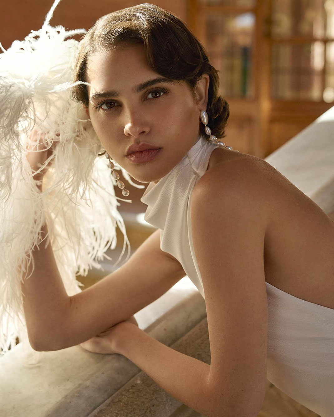 Junge Frau im Stil der 1920er Jahre trägt das Brautkleid Bia von Rosa Clará Gatsby