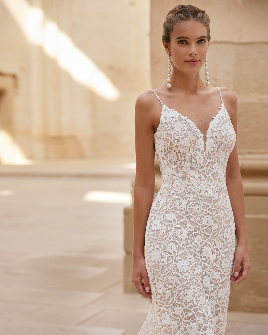 Junge blonde Frau mit dem Brautkleid Hectar aus der Alma Novia Kollektion 2025