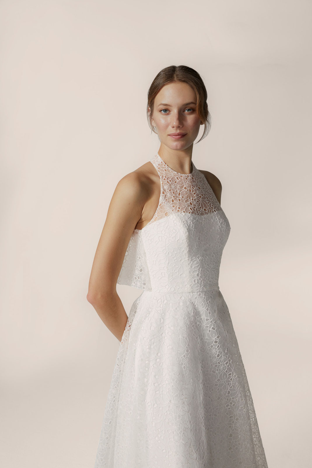 Brünettes junges Model trägt ein Jesus Peiro Brautkleid in einem Fotostudio