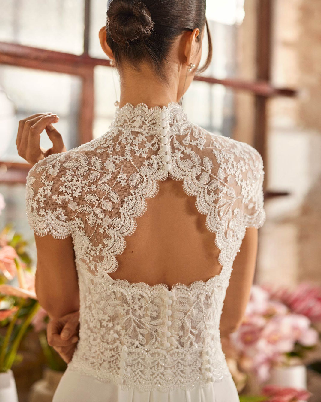 Frau zeigt den schönen Rücken und trägt das Brautkleid Xelena aus der Rosa Clará Boheme Kollektion 2026