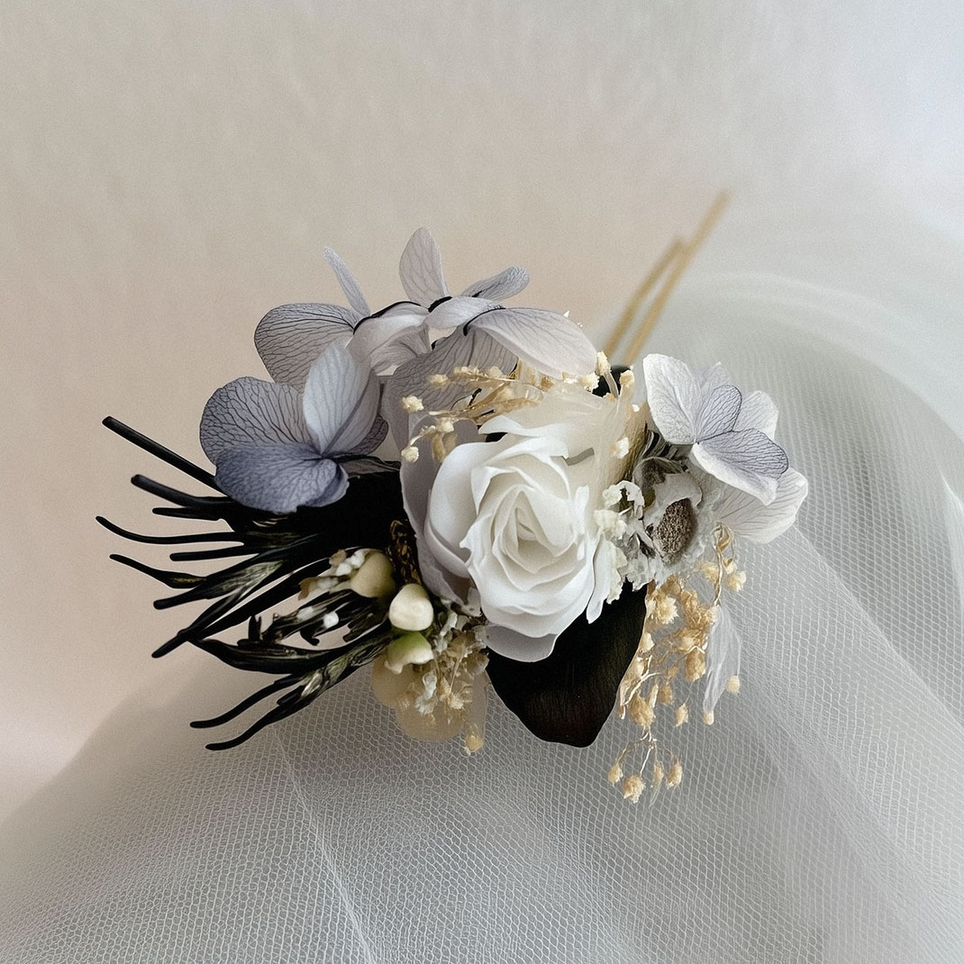 Romantischer Haarstecker mit Blumen als Brautaccessoire für das Hochzeitskleid handgefertigt von Natalia Boelt vanBlütental® by Tali Amoo