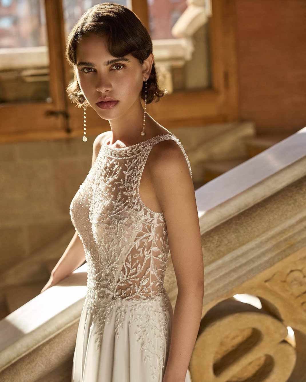 Junge Frau im Stil der 1920er Jahre trägt das Brautkleid Betina von Rosa Clará Gatsby