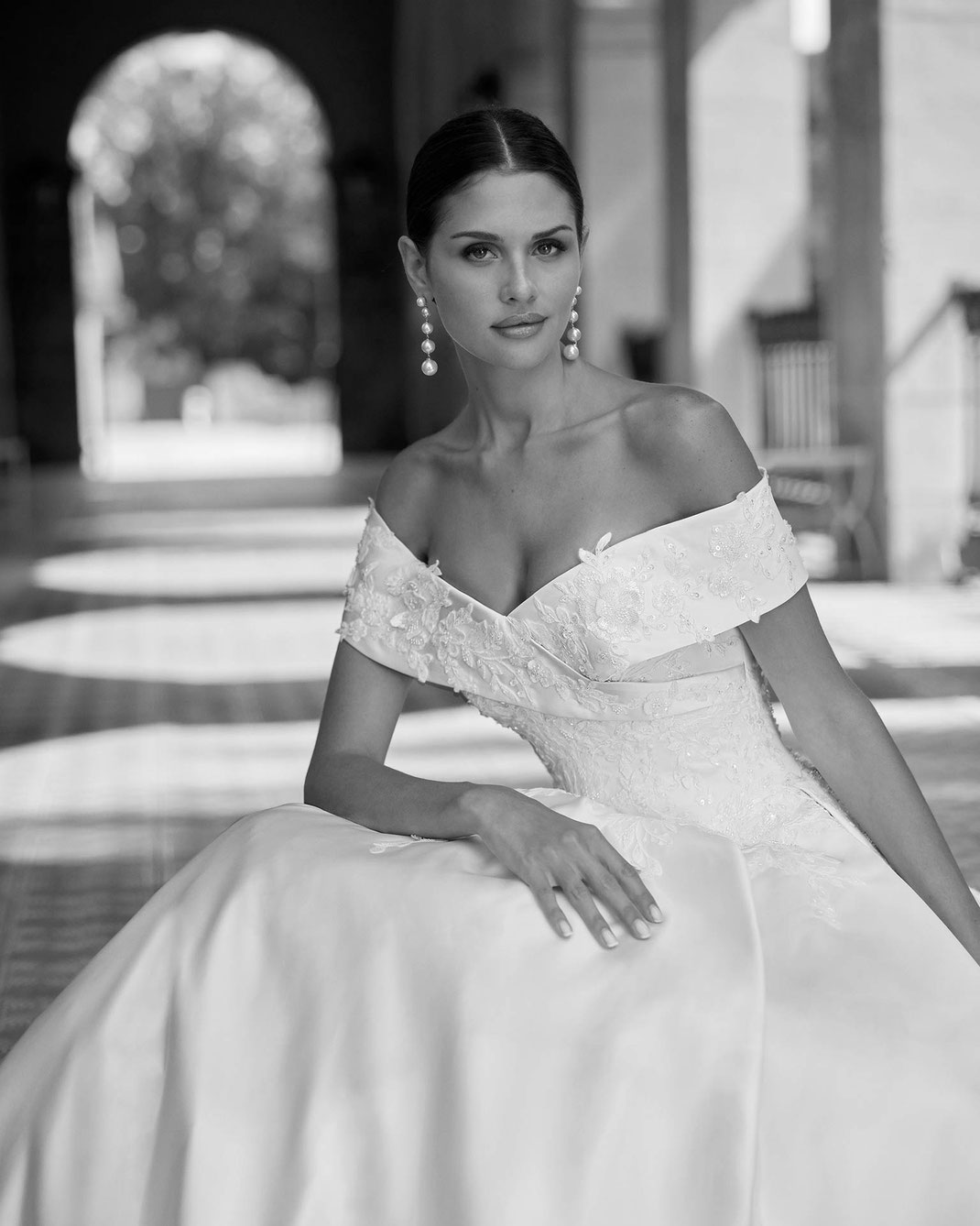 Elegante junge Frau trägt das Brautkleid Zanna aus der Luna Studio Kollektion 2025
