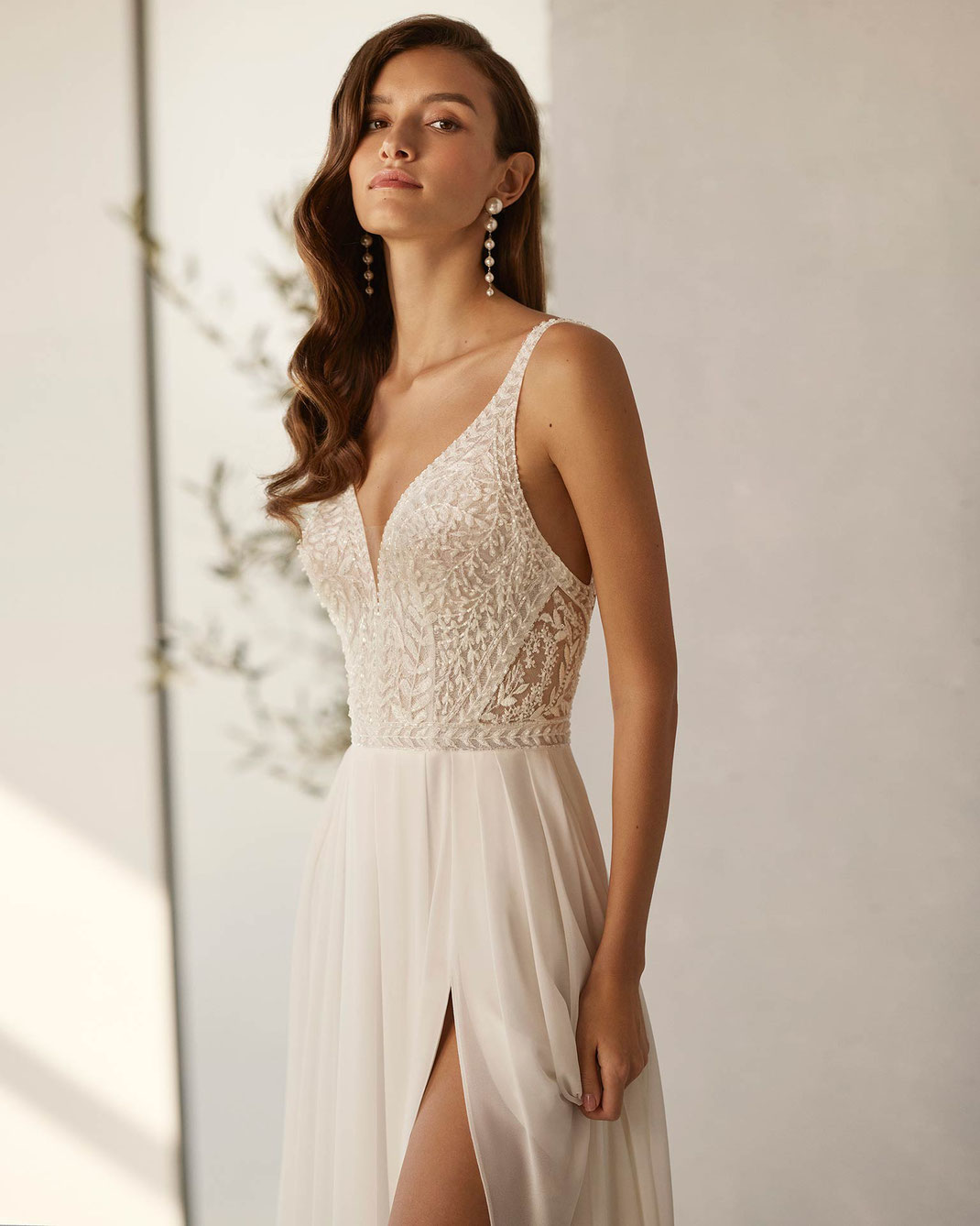 Junges Model trägt das Hochzeitskleid Carine aus der Rosa Clará Soft Kollektion 2025