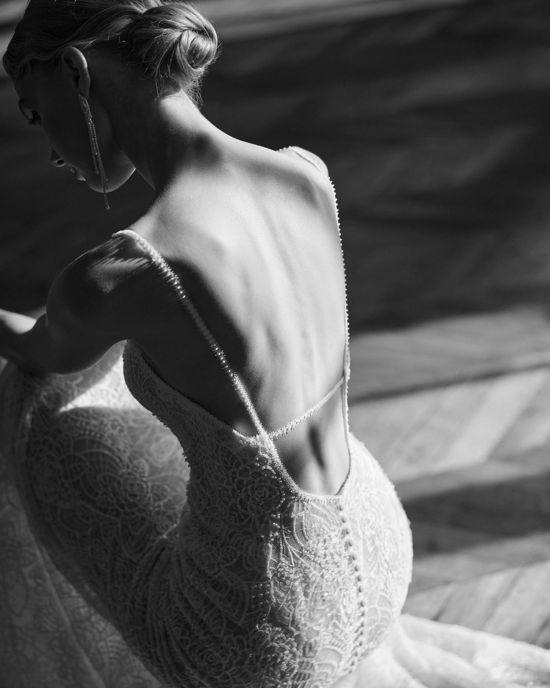 Schöne Frau fotografiert in Schwarzweiss mit freiem Rücken trägt ein Rosa Clará Gatsby Kleid