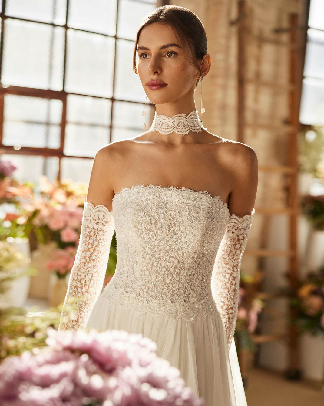 Schöne junge Frau trägt das Brautkleid Xerat aus der Rosa Clará Boheme Kollektion 2026