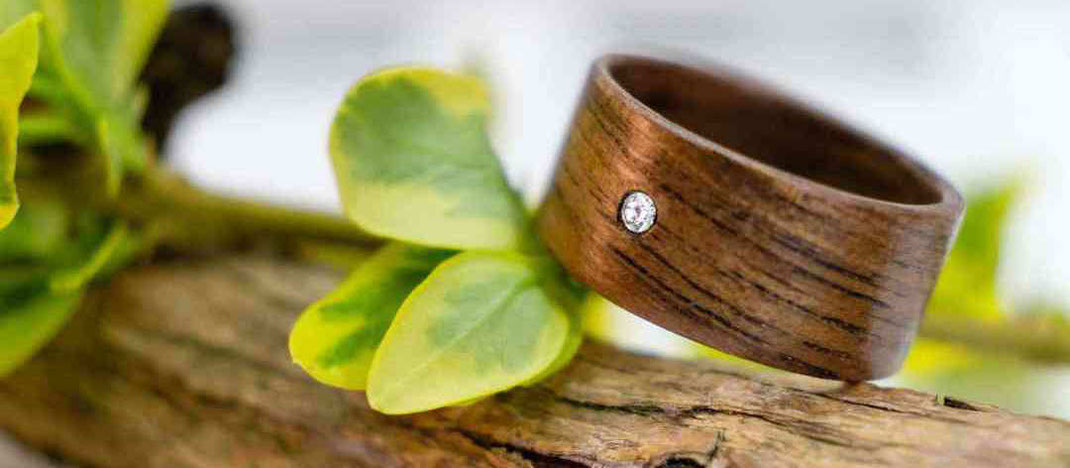 Holzring Nuss Swarovski Kristall, Holzschmuck, Hochzeitsring, Partnerring, Trauring, Kunsthandwerk Österreich