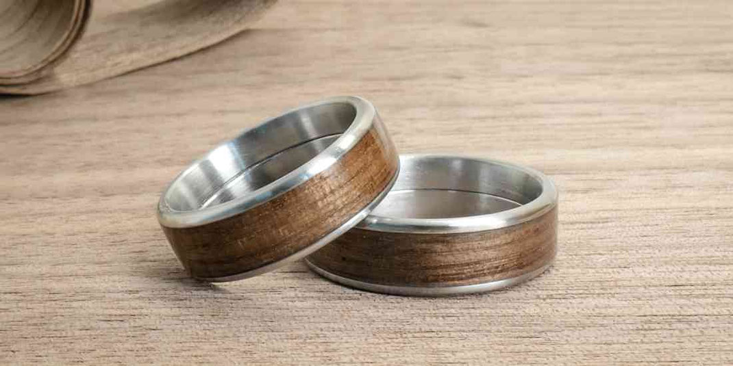 Ring aus Edelstahl und Holz - wasserfest mit Resin / Kunstharz Beschichtung