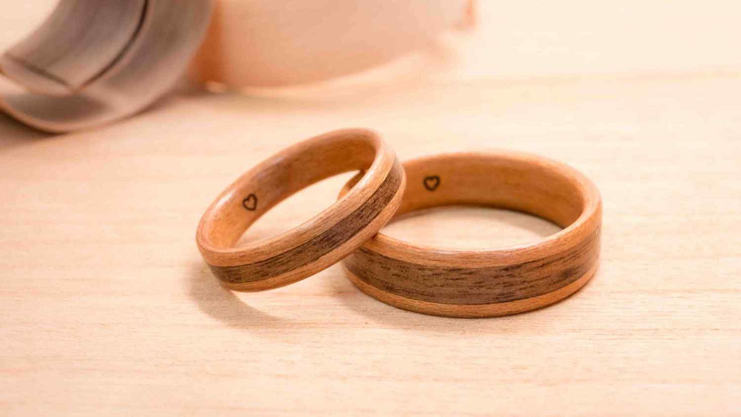 Holzring aus Kirsche, mit breitem Nussholz-Inlay, Gravur, Lasergravur, Hochzeitsring, Ehering, Verlobungsring Kunsthandwerk