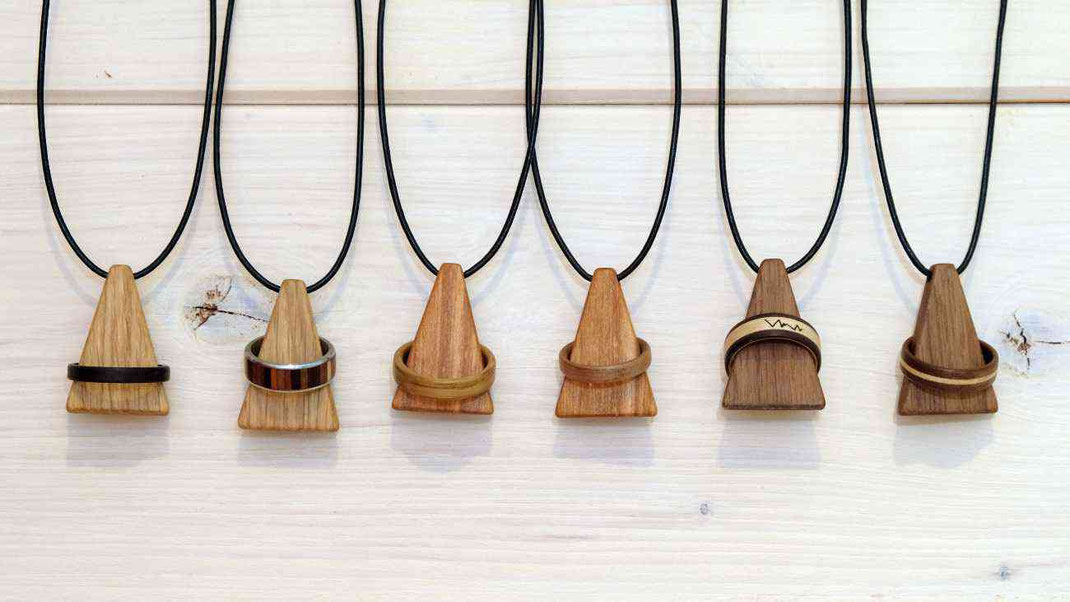 Ringhalter aus Holz mit Lederband oder Bajonettverschluss