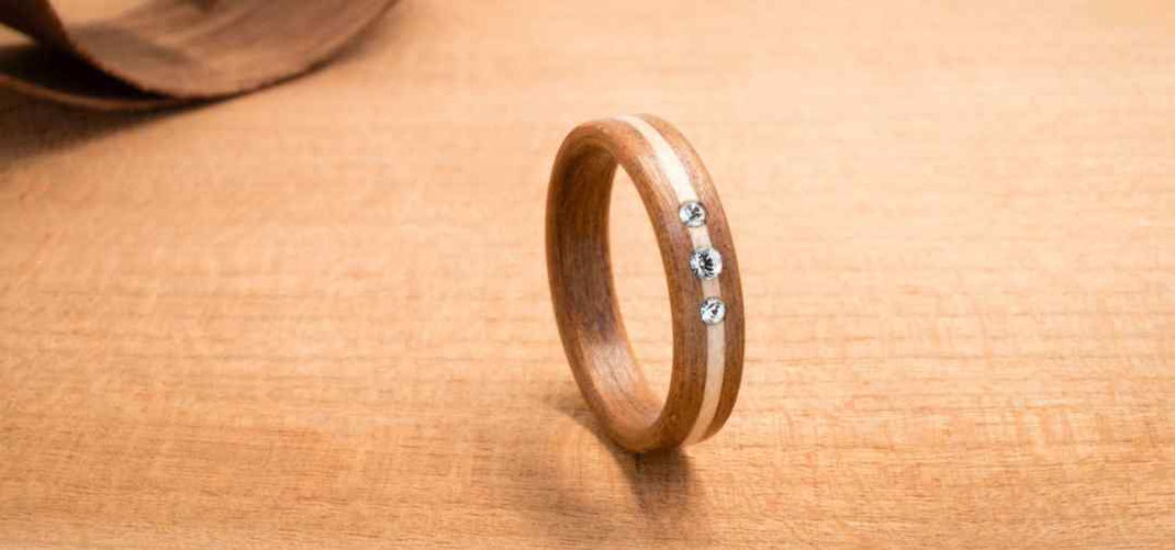 Holzring  Kirsche, Ahornholz-Inlay  Swarovski Kristalle, Hochzeitsring, Ehering, Verlobungsring Kunsthandwerk