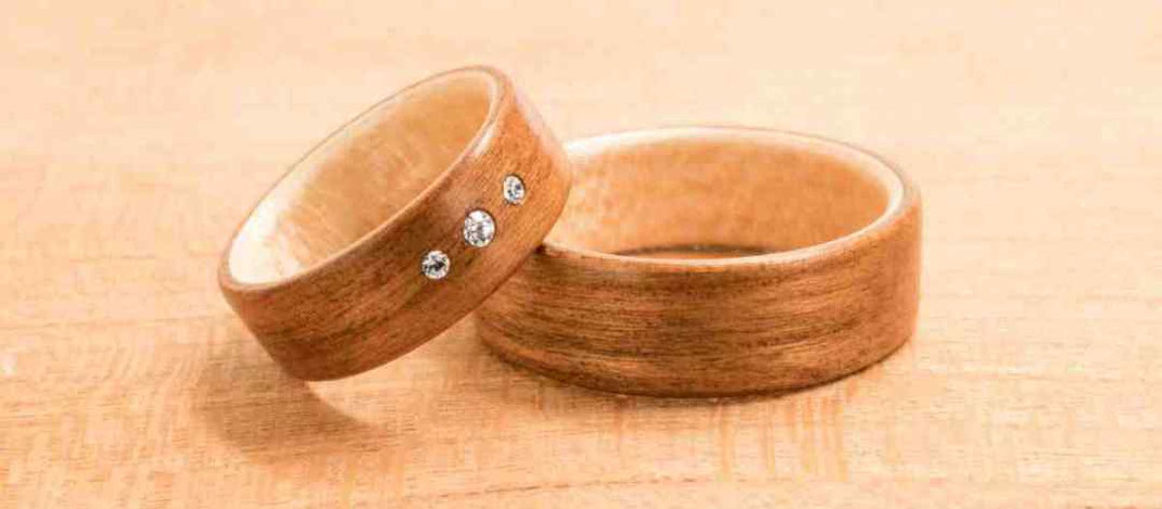 Hochzeitsring Holzring. Verlobungsring, Trauring, Ehering, Kirsch mit heller Ahorn Innenlage und 3 Swarovski® Kristalle Kunsthandwerk aus Österreich www.holz-liebe.at/shop