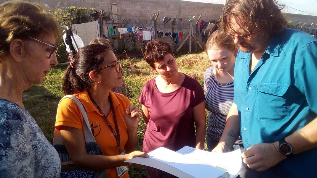 Initiator und Global-SocialNetwork-Gründer Axel Brümmer bei der Bauplanbesprechung für den Kinderspielplatz