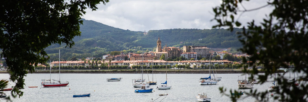 La vieille ville de Fontarrabie sur la rive gauche de l'estuaire de la Bidassoa