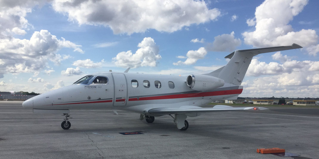 Le Phenom 100 d'Embraer est un avion qui permet d'obtenir des prix très compétitifs.