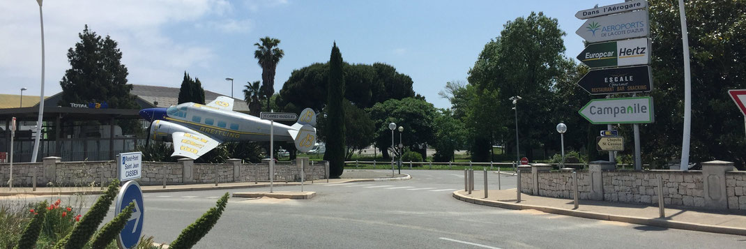 L'avion Breitling piloté par Henri Lumière se situe à l'entrée de l'Aéroport de Cannes.