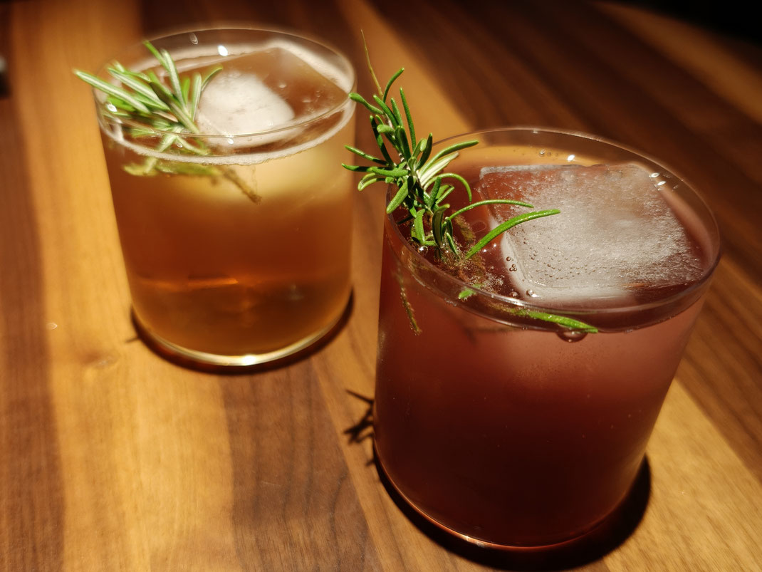 Ich nahm die antialkoholische Weinbegleitung... hier als Starter ein Granatapfel-Tonic und der Hase bekam einen Wermuth... beides wirklich wunderbar.